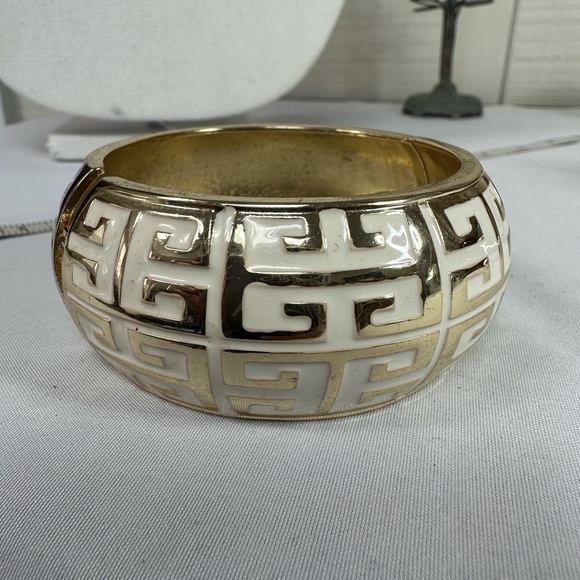 Vintage Stroili goldtone Greek key clamper bracelet - Picture 6 of 6
